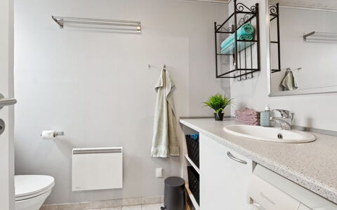 Tomine - from the Sea: Interior Design, Flooring, Wand, Armatur, Fussboden, Sinken, Badezimmerschrank, Möbel, Zapfhahn, Badezimmer