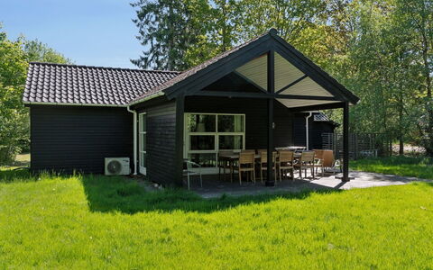 Tomine - from the Sea: Dach, Hütte, Zuhause, Gartenbauten, Abstellgleis, Tür, Schuppen, Rasen, Veranda, Schatten