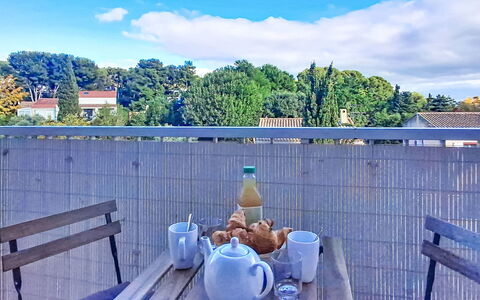Les Amandiers: Tür, Balkon, Stuhl, Gartenmöbel, Garten, Auffahrt, Zimmerpflanze, Hof, Walkway, Blumentopf
