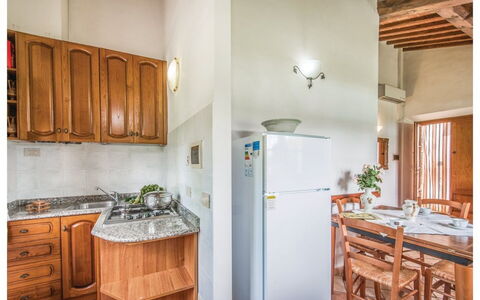 La Fiumara: Flooring, Interior Design, Fussboden, Major Appliance, Küchengerät, Zimmer, Wohnung, Küche, Decke, Holzbeize