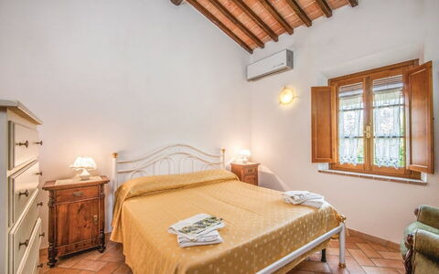 La Fiumara: Möbel, Zuhause, Fussboden, Decke, Wohnung, Bett, Resort, Hotel, Schlafzimmer, Zimmerpflanze