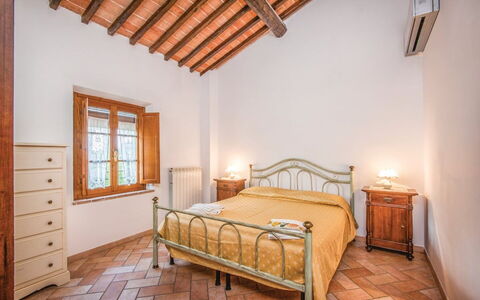 La Fiumara: Bett, Möbel, Schlafzimmer, Interior Design, Bettdecke, Bedding, Decke, Flooring, Bettrahmen, Linens