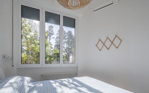 Green Home Seaside, Parking, Wifi, Ac, Genova Nerv: Bett, Bedding, Schlafzimmer, Interior Design, Bettdecke, Wand, Holz, Decke, Linens, Zuhause