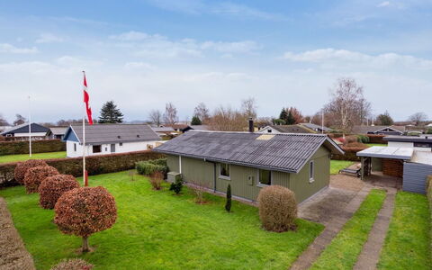 Severine - 650M from the Sea: Dach, Haus, Zuhause, Hütte, Tür, Abstellgleis, Deck, Veranda, Planke, Hartholz