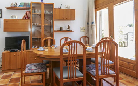 Palmera i: Möbel, Interior Design, Holz, Flooring, Cabinetry, Tabelle, Esszimmer, Stuhl, Beleuchtung, Küche & Esszimmer Tisch
