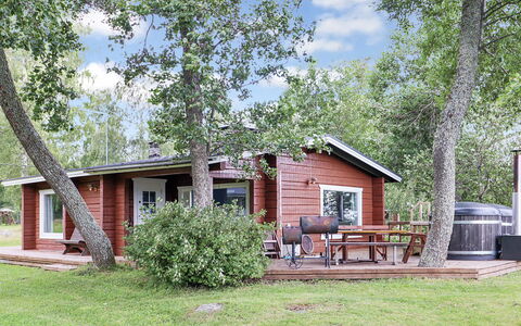 Anttoora B-Sauna: Baum, Gras, Haus, Zuhause, Hütte, Strauch, Grundstueck, Ländliches Gebiet, Tür