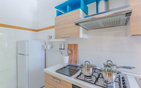 Villa Asami: Küche, Küchengerät, Countertop, Major Appliance, Flooring, Interior Design, Cabinetry, Holz, Möbel, Fussboden
