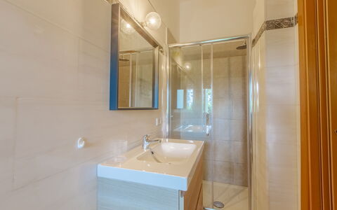 Villa Asami: Flooring, Fussboden, Armatur, Interior Design, Bad Sink, Badezimmer, Sinken, Zapfhahn, Installation, Beleuchtung
