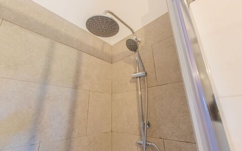 Villa Asami: Wand, Flooring, Duschkopf, Armatur, Fussboden, Badezimmer, Dusche, Brausenstange, Verbundwerkstoff, Installation
