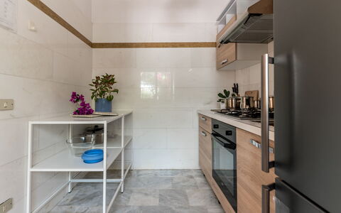 Villa Coralia: Flooring, Countertop, Interior Design, Küche, Cabinetry, Holz, Fussboden, Möbel, Küchengerät, Major Appliance
