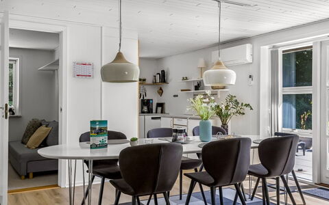 Wilma - 30Km from the Sea: Möbel, Interior Design, Flooring, Fussboden, Light Fixture, Holz, Stuhl, Decke, Küche & Esszimmer Tisch, Esszimmer