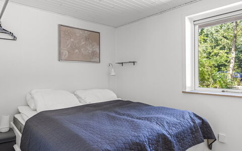 Wilma - 30Km from the Sea: Schlafzimmer, Holz, Decke, Bett, Interior Design, Bettdecke, Bedding, Fussboden, Flooring, Zuhause