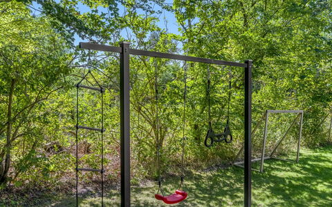 Wilma - 30Km from the Sea: Schatten, Garten, Schwingen, Wald, Spielmittel, Park, Spielplatz, Hinterhof