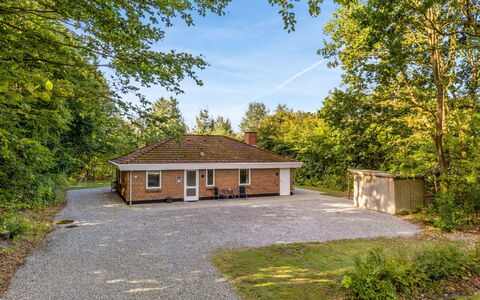 Wilma - 30Km from the Sea: Flooring, Fussboden, Decke, Interior Design, Countertop, Küche, Cabinetry, Zimmer, Major Appliance, Light Fixture