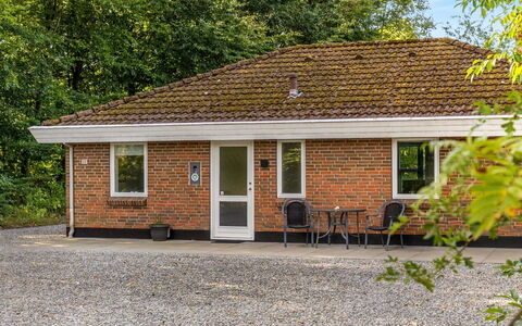 Wilma - 30Km from the Sea: Flooring, Fussboden, Decke, Interior Design, Countertop, Küche, Cabinetry, Zimmer, Major Appliance, Light Fixture