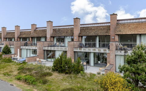 Øgoti - 500M from the Sea: Estate, Schatten, Auffahrt, Bauernhaus