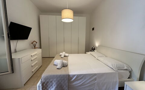 Villa Azzurra: Bett, Interior Design, Schlafzimmer, Möbel, Flooring, Fussboden, Bedding, Bettdecke, Textil, Decke