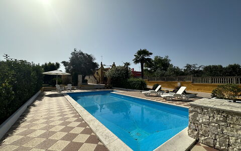 Villa Azzurra: Schwimmbad, Blau, Wasser, Resort, Verbundwerkstoff, Water Feature, Flagstone, Schatten, Eco Hotel, Fliese