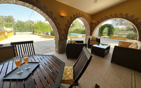 Villa Azzurra: Möbel, Interior Design, Bogen, Flooring, Decke, Stuhl, Couch, Schatten, Wohnzimmer