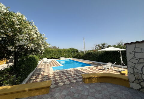 Villa Azzurra: Schwimmbad, Verbundwerkstoff, Resort, Estate, Landscaping, Eco Hotel, Schatten, Fliese, Water Feature, Hazienda