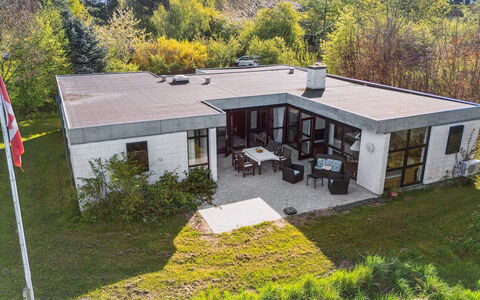 Brodde - 550M from the Sea: Blau, Strauch, Hütte, Ground, Garten, Estate, Schatten, Landscaping, Bauernhaus, Eco Hotel