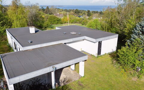 Brodde - 550M from the Sea: Blau, Strauch, Hütte, Ground, Garten, Estate, Schatten, Landscaping, Bauernhaus, Eco Hotel