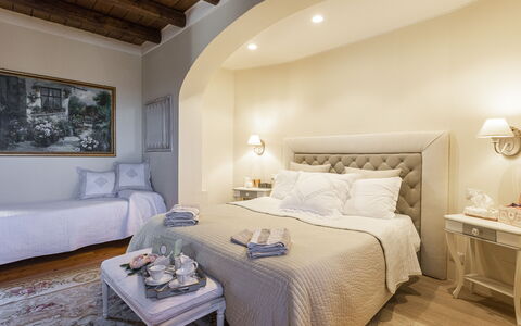 Villa Zambra: Möbel, Bett, Interior Design, Schlafzimmer, Bedding, Wand, Fussboden, Bettdecke, Zimmer, Flooring