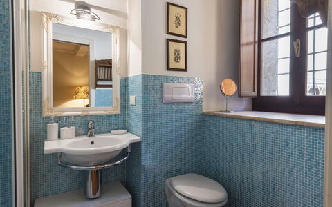 Villa Zambra: Badezimmer, Bad Sink, Armatur, Interior Design, Sinken, Flooring, Fussboden, Zapfhahn, Spiegel, Installation