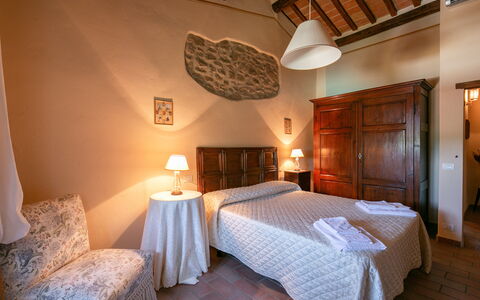 Villa Gelsi: Wand, Möbel, Schlafzimmer, Bett, Interior Design, Flooring, Fussboden, Zuhause, Bettrahmen, Zimmer