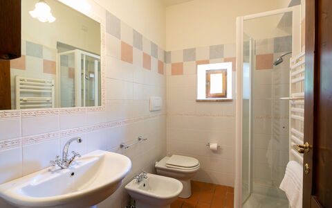Villa Gelsi: Flooring, Interior Design, Fussboden, Decke, Zimmer, Armatur, Badezimmer, Fliese, Sinken