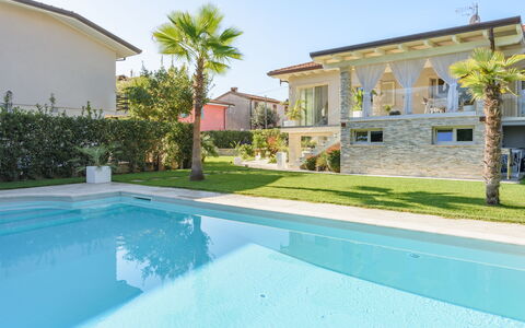 Villa Fiumetto: Schwimmbad, Wohngebiet, Haus, Resort, Zuhause, Estate, Eco Hotel, Hazienda, Villa, Freizeit