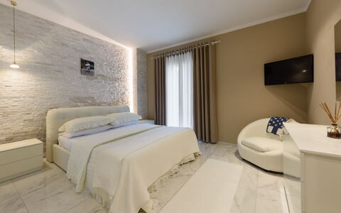 Villa Fiumetto: Möbel, Interior Design, Wand, Flooring, Fussboden, Bett, Schlafzimmer, Holz, Decke, Zimmer