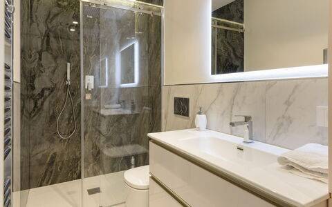 Villa Fiumetto: Flooring, Fussboden, Armatur, Interior Design, Badezimmer, Spiegel, Badezimmerschrank, Bad Sink, Installation, Zapfhahn