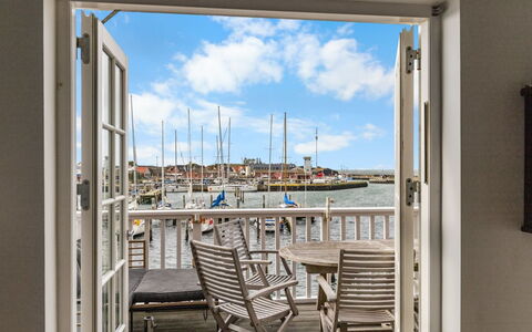 Annete - 20M from the Sea: Tür, Boot, Balkon, Watercraft, Stuhl, Deck, Dock, Aluminium, Strandresort