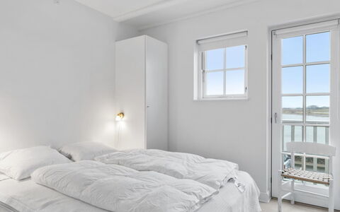 Annete - 20M from the Sea: Schlafzimmer, Fussboden, Bett, Bedding, Bettdecke, Decke, Linens, Wohnung, Bettrahmen