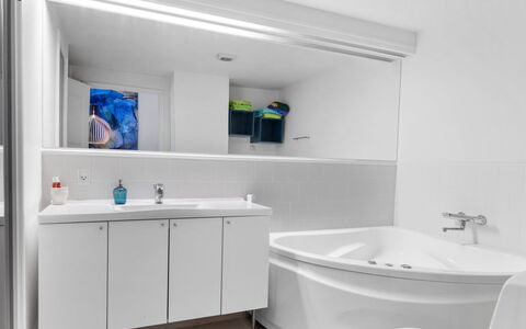 Annete - 20M from the Sea: Flooring, Interior Design, Armatur, Fussboden, Sinken, Badezimmerschrank, Badezimmer, Bad Sink, Zapfhahn, Decke
