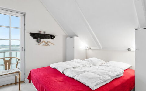 Annete - 20M from the Sea: Schlafzimmer, Bett, Möbel, Fussboden, Bettdecke, Interior Design, Bedding, Flooring, Decke, Zuhause