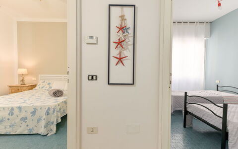 Al Numero 13: Möbel, Interior Design, Bett, Schlafzimmer, Fussboden, Flooring, Wand, Bettdecke, Zimmer, Holz
