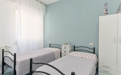 Al Numero 13: Bett, Schlafzimmer, Möbel, Bedding, Interior Design, Flooring, Fussboden, Bettdecke, Linens, Textil