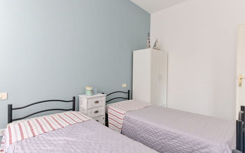 Al Numero 13: Bett, Schlafzimmer, Möbel, Bedding, Interior Design, Bettdecke, Wand, Fussboden, Flooring, Linens