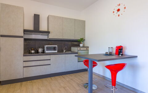 Villa Eufriama: Möbel, Küche, Flooring, Countertop, Küchengerät, Interior Design, Holz, Cabinetry, Fussboden, Major Appliance