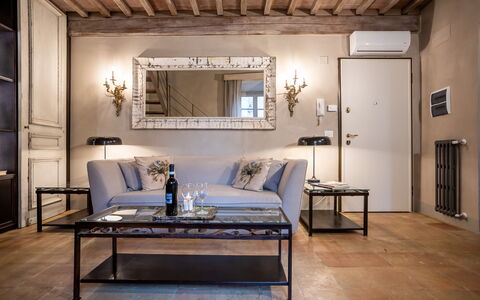 Stylish Apartment: Möbel, Interior Design, Wand, Flooring, Fussboden, Couch, Decke, Zimmer, Tabelle, Wohnzimmer