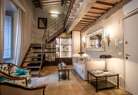 Stylish Apartment: Möbel, Interior Design, Wand, Flooring, Fussboden, Decke, Zimmer, Beleuchtung, Zuhause, Wohnzimmer