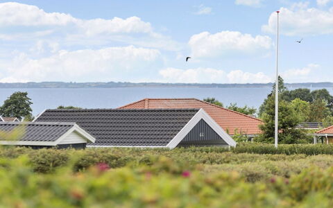 Alexi - 300M from the Sea: Estate, Schatten, Auffahrt, Bauernhaus