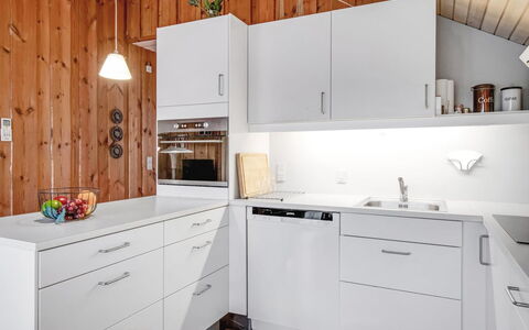 Reinhold - 1.9Km from the Sea: Küche, Countertop, Küchengerät, Cabinetry, Flooring, Interior Design, Holz, Möbel, Major Appliance, Fussboden