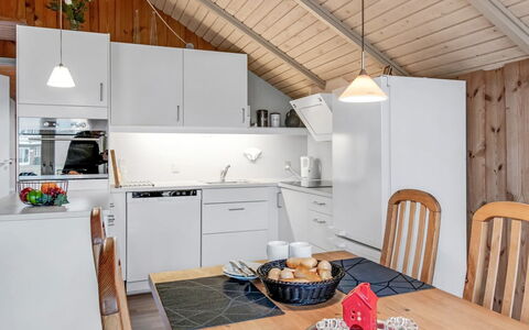 Reinhold - 1.9Km from the Sea: Küche, Interior Design, Holz, Decke, Möbel, Flooring, Major Appliance, Countertop, Sinken, Fussboden