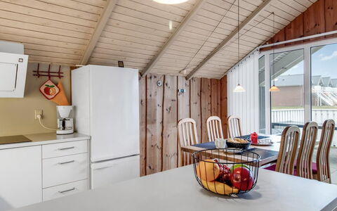 Reinhold - 1.9Km from the Sea: Holz, Interior Design, Decke, Küche, Light Fixture, Möbel, Beleuchtung, Flooring, Zuhause, Zimmer