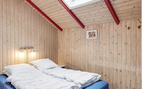 Reinhold - 1.9Km from the Sea: Schlafzimmer, Holz, Interior Design, Bett, Decke, Fussboden, Zimmer, Flooring, Bettdecke, Möbel