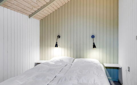 Reinhold - 1.9Km from the Sea: Holz, Flooring, Schlafzimmer, Fussboden, Decke, Interior Design, Bett, Bedding, Zimmer, Bettdecke