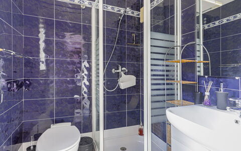 Le Chevalier: Armatur, Flooring, Interior Design, Fussboden, Badezimmer, Installation, Zimmer, Dusche, Toilette, Zapfhahn